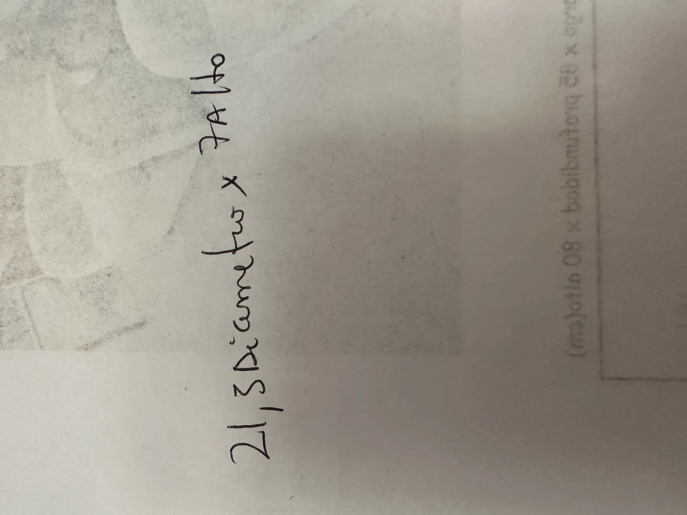 Vetro di Murano antico decorativo in tonalità tenui e forme eleganti, circondato da un ambiente caldo.