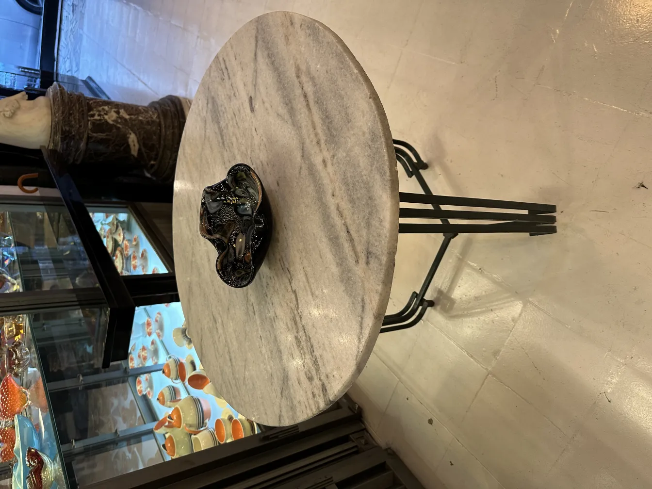 पुरानी मुरानो कांच की सजावटी वस्तु मेज़ पर