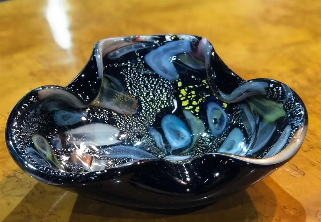 古老的装饰碗，颜色较深，造型有机