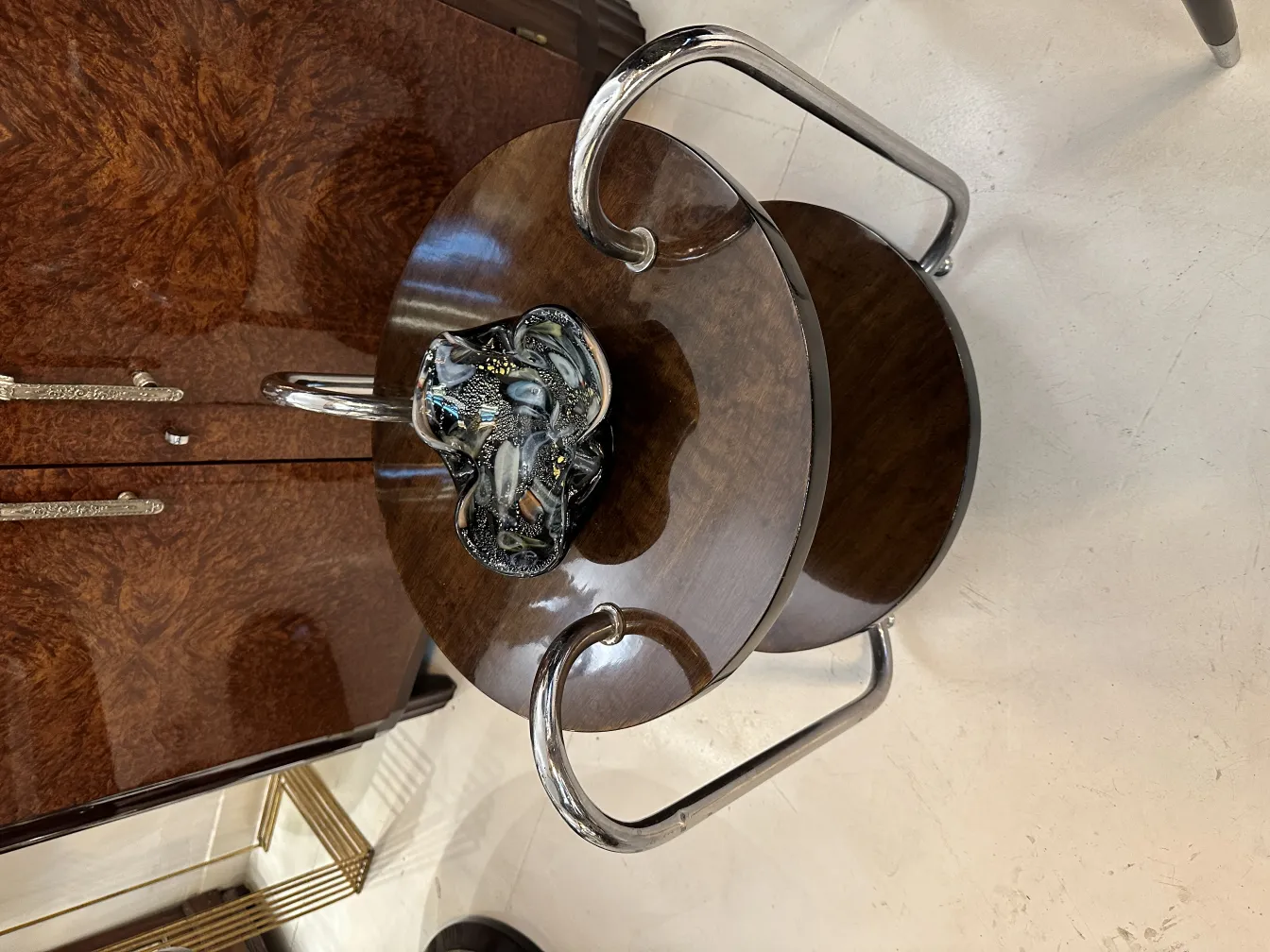 लकड़ी के आधार पर प्राचीन मुरानो कांच की मूर्तोद