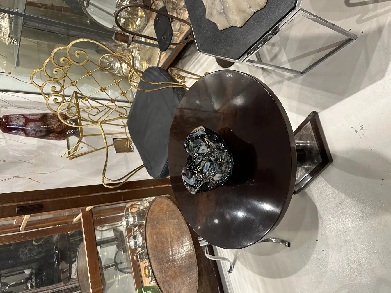 cristal de murano avec des détails bleus et dorés dans un environnement ancien