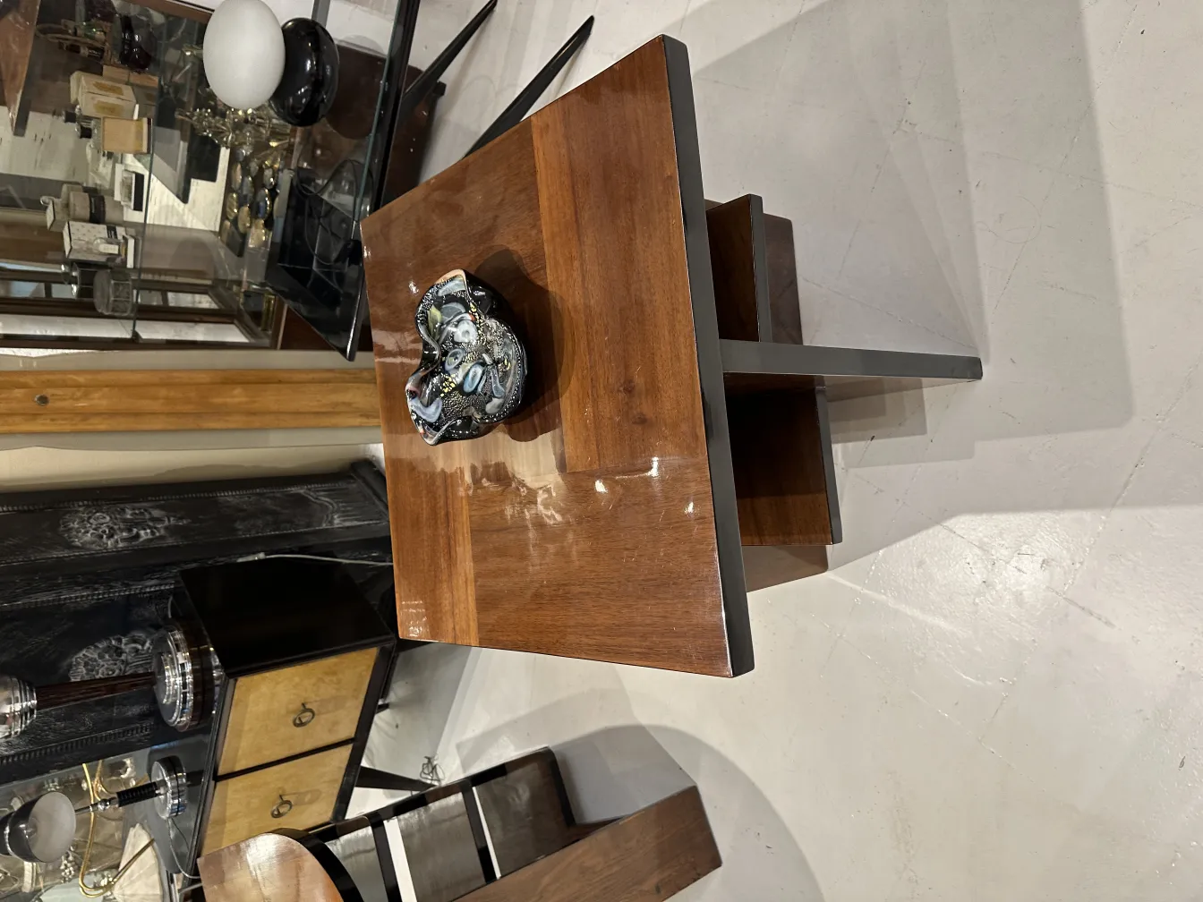 escultura decorativa de cristal de murano en mesa moderna