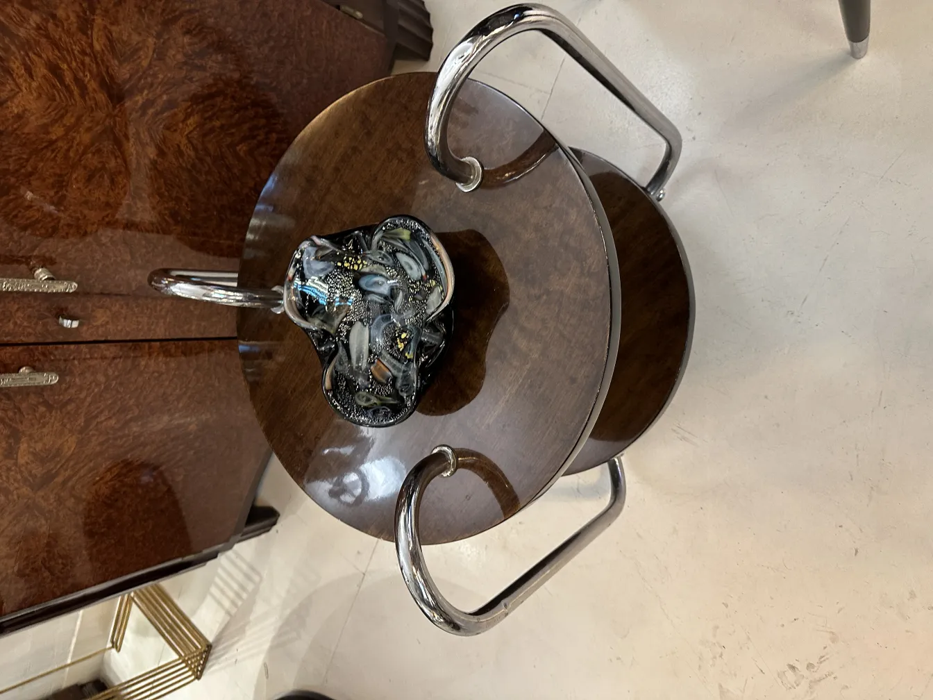 detail eines antiken murano-glas mit auffälligem design auf einem tisch