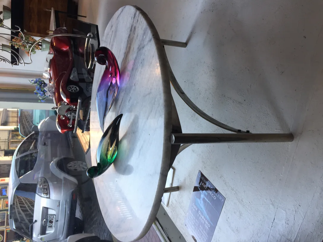 Dekorative Murano-Glas-Skulptur auf einem weißen Tisch