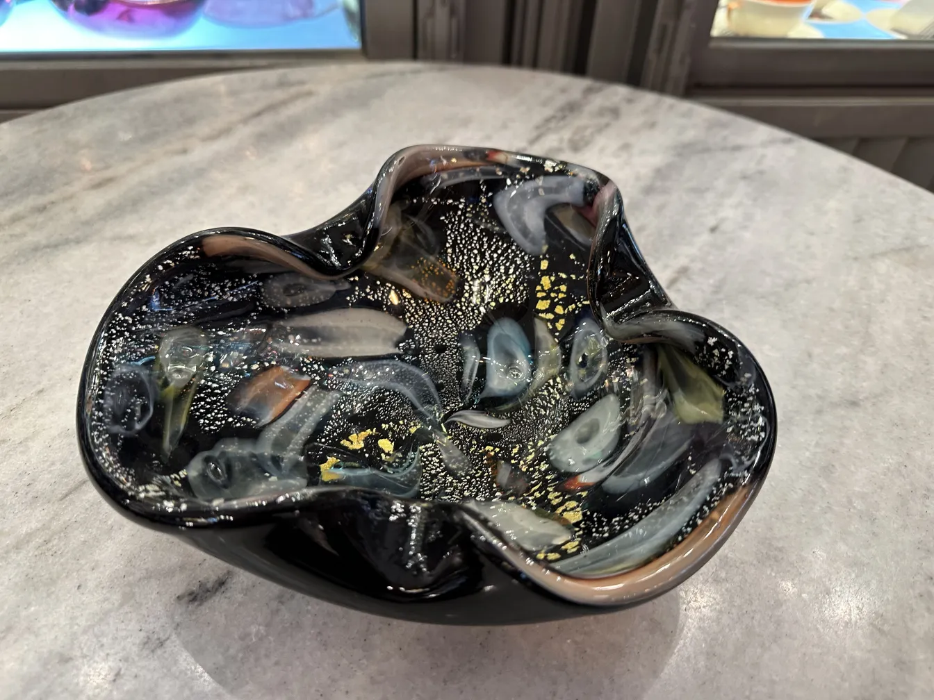 Dekorativer Murano-Glas-Schale in dunklen Tönen, elegantes gewelltes Design.