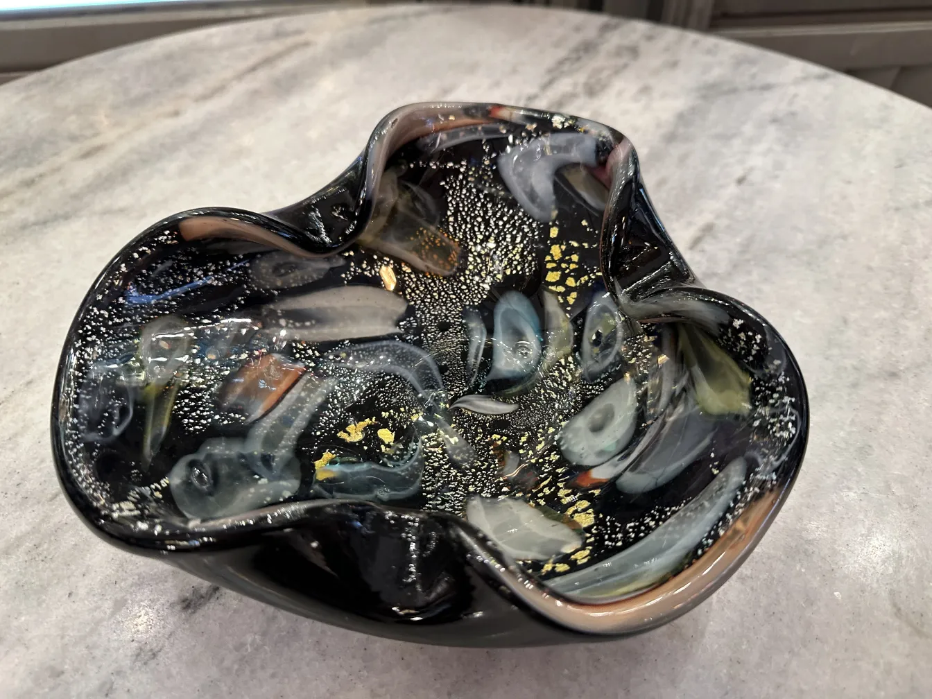 ciotola decorativa in vetro di murano con forma curva e colori scuri