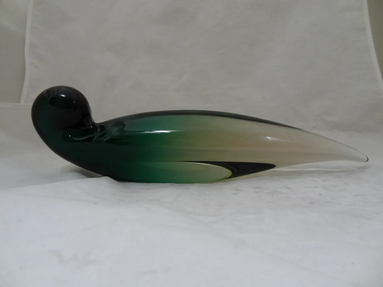 figura antigua de cristal de murano en forma de ave, tonos verdes y negros