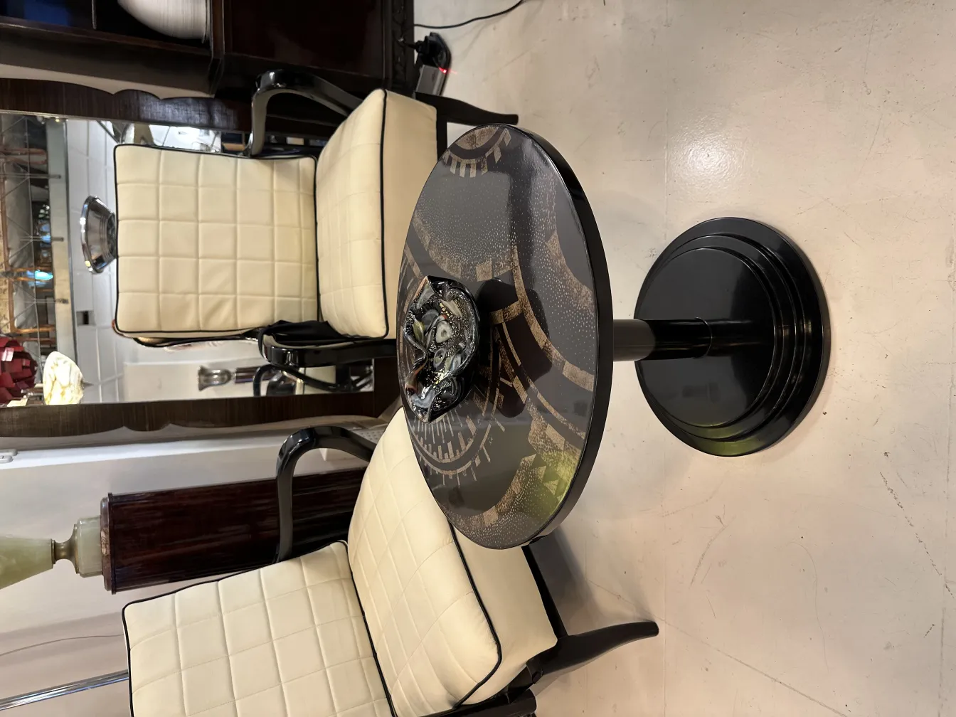 अनूठे पैटर्न और काले आधार के साथ मुरानो कांच की मेज