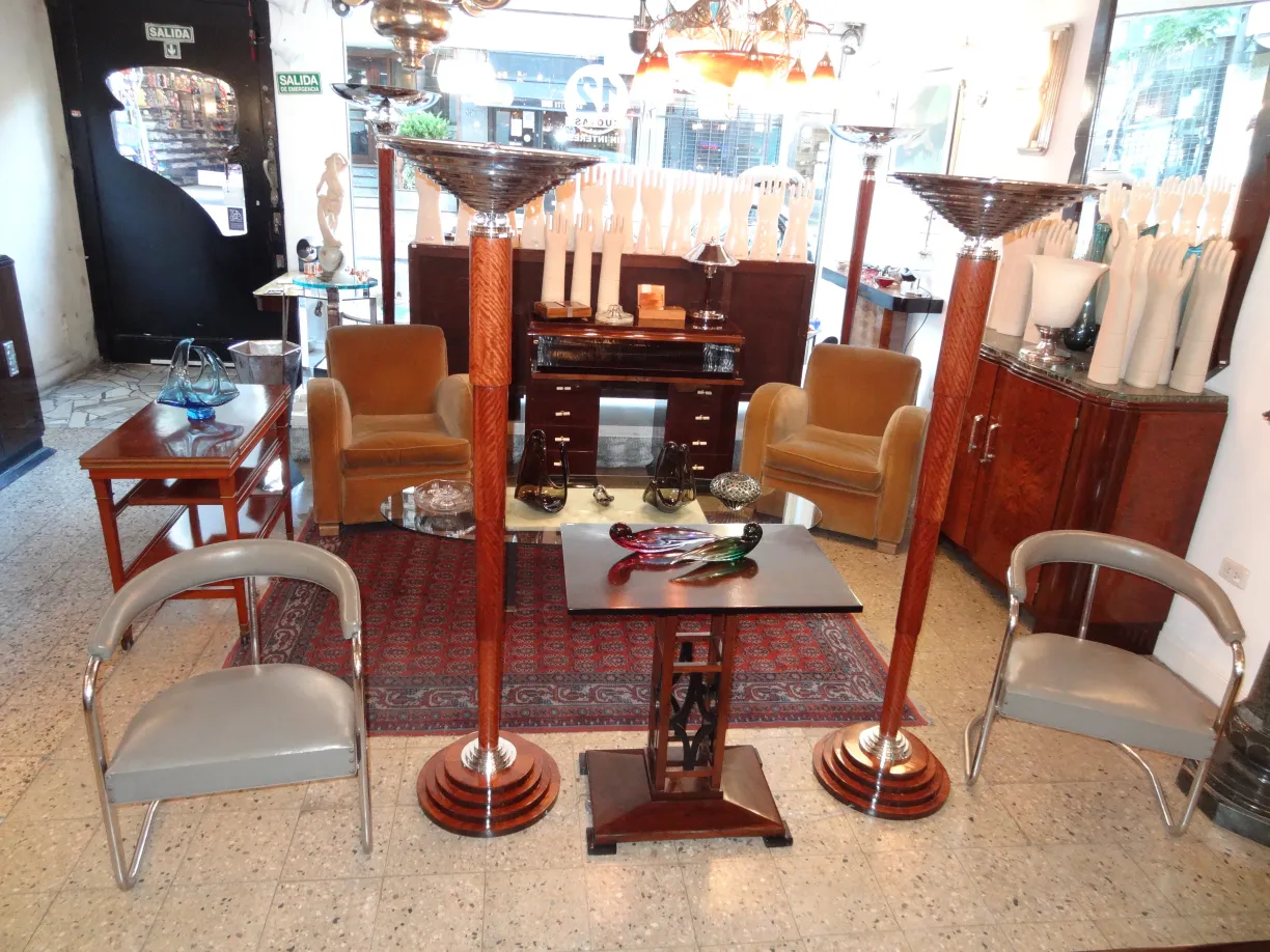 Cristal de Murano antiguo con formas decorativas en un ambiente elegante