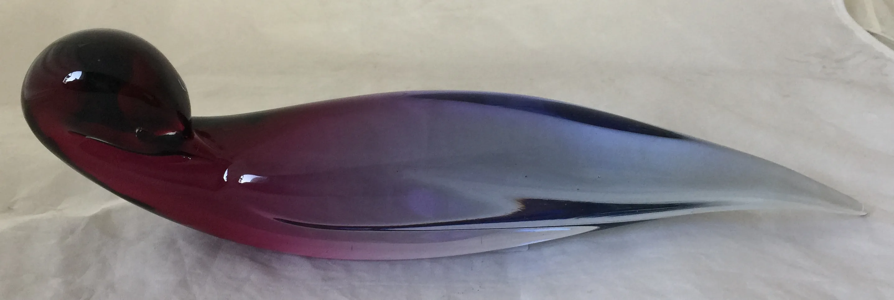 scultura in vetro di Murano in tonalità viola e trasparenti