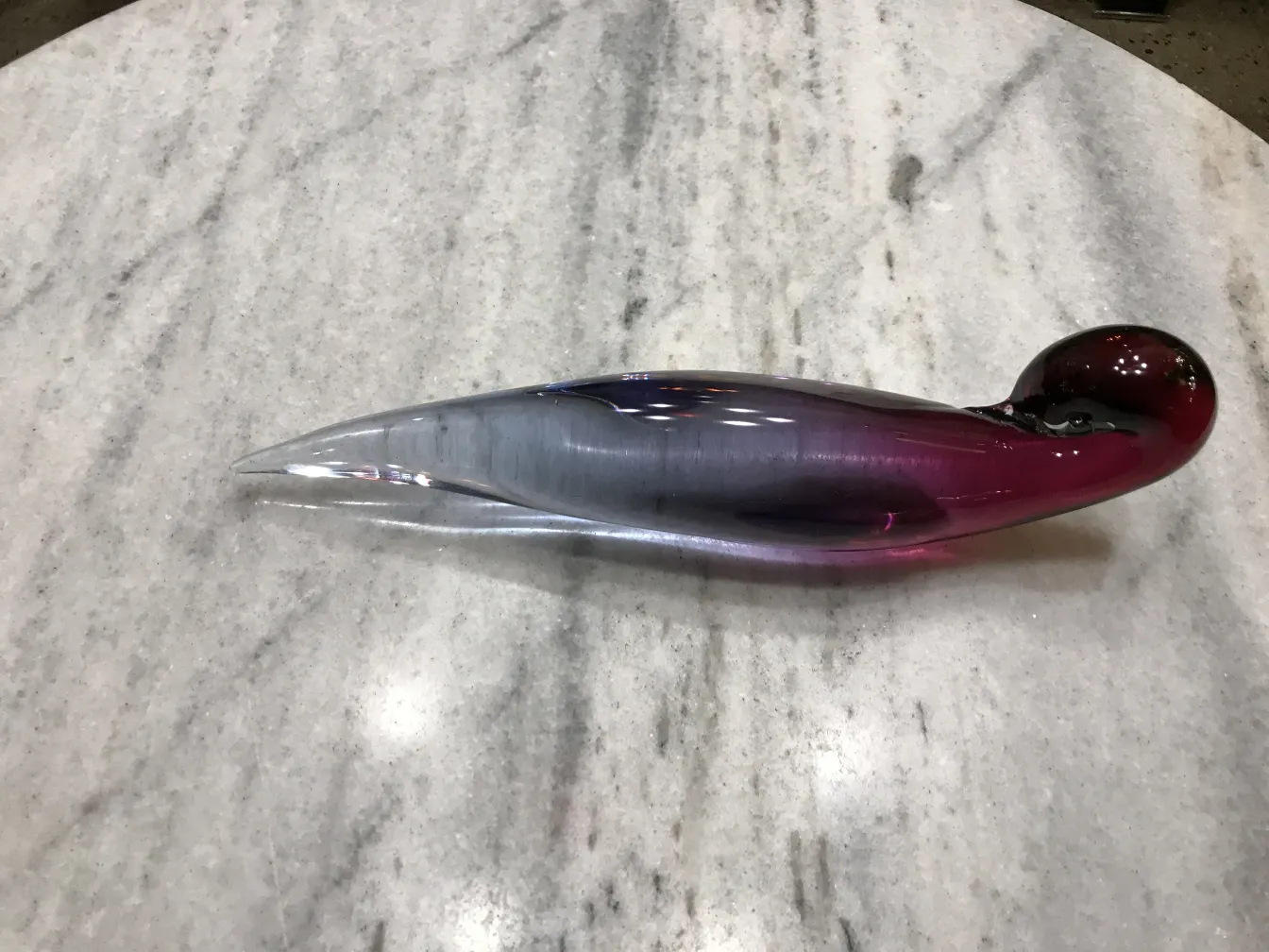 Antike Murano-Glas-Skulptur mit roten und blauen Farbtönen.