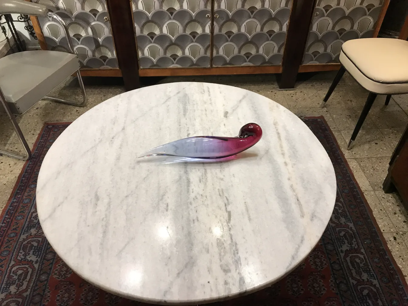 vetro di murano in forma elegante e colori tenui, su tavolo di marmo, decorazione antica