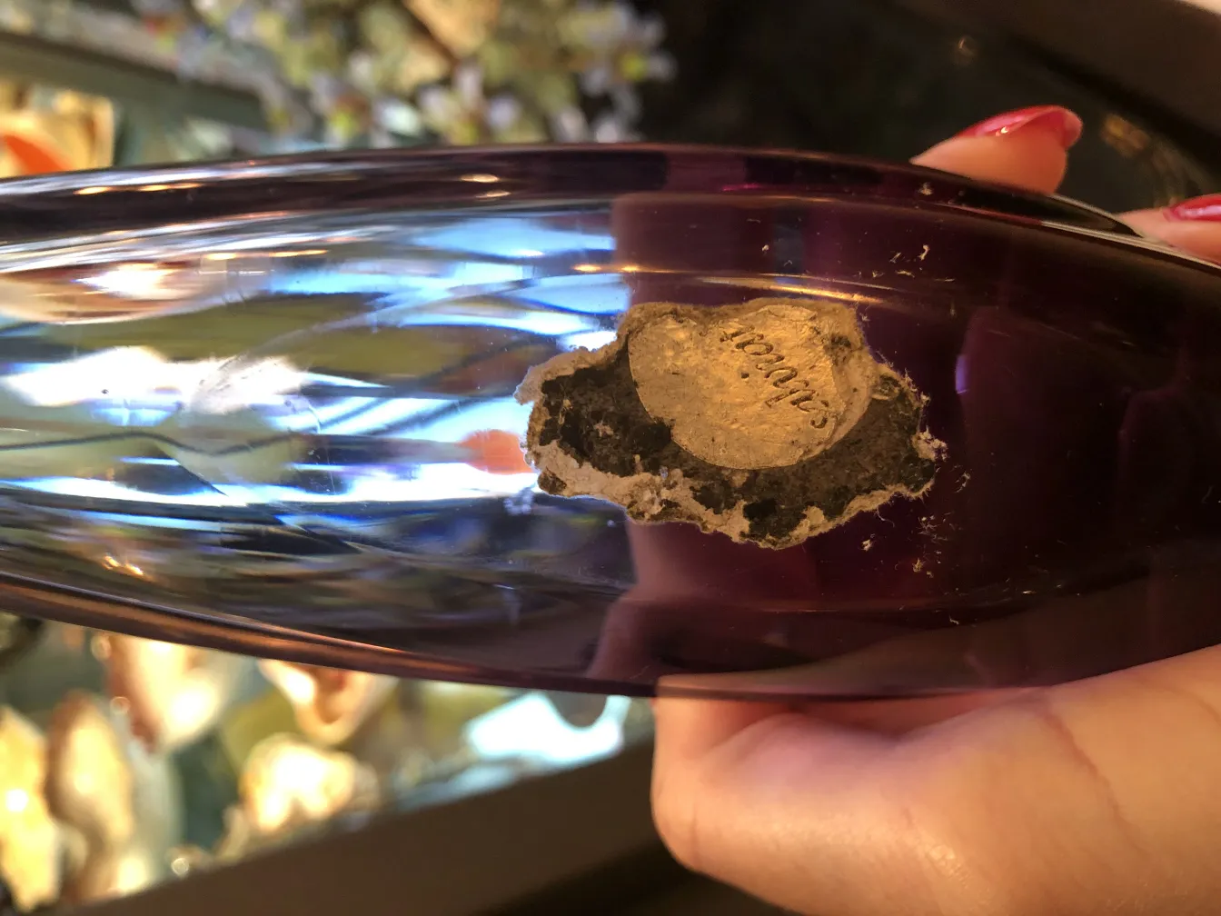 elegante cristal de murano antigo em roxo com etiqueta desgastada, em um fundo colorido