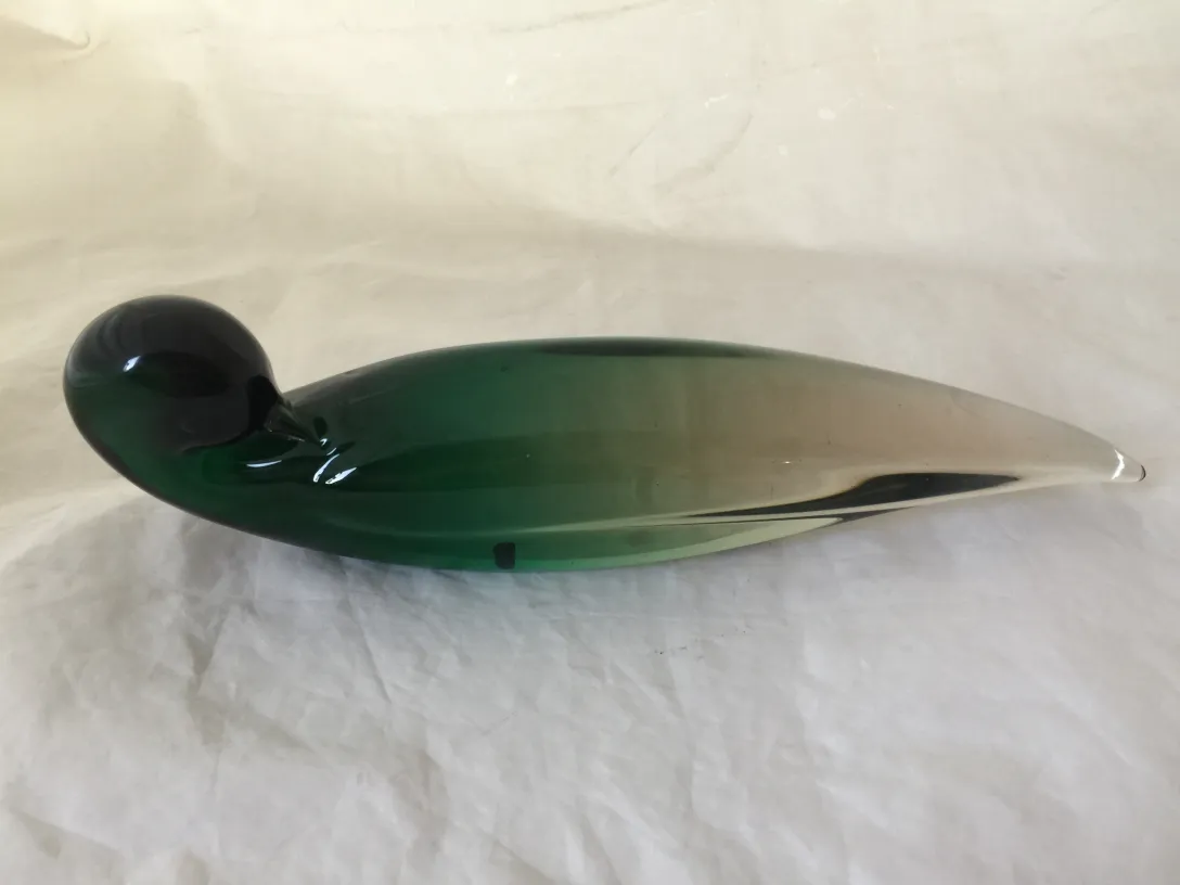 緑色の古いムラーノガラス装飾品