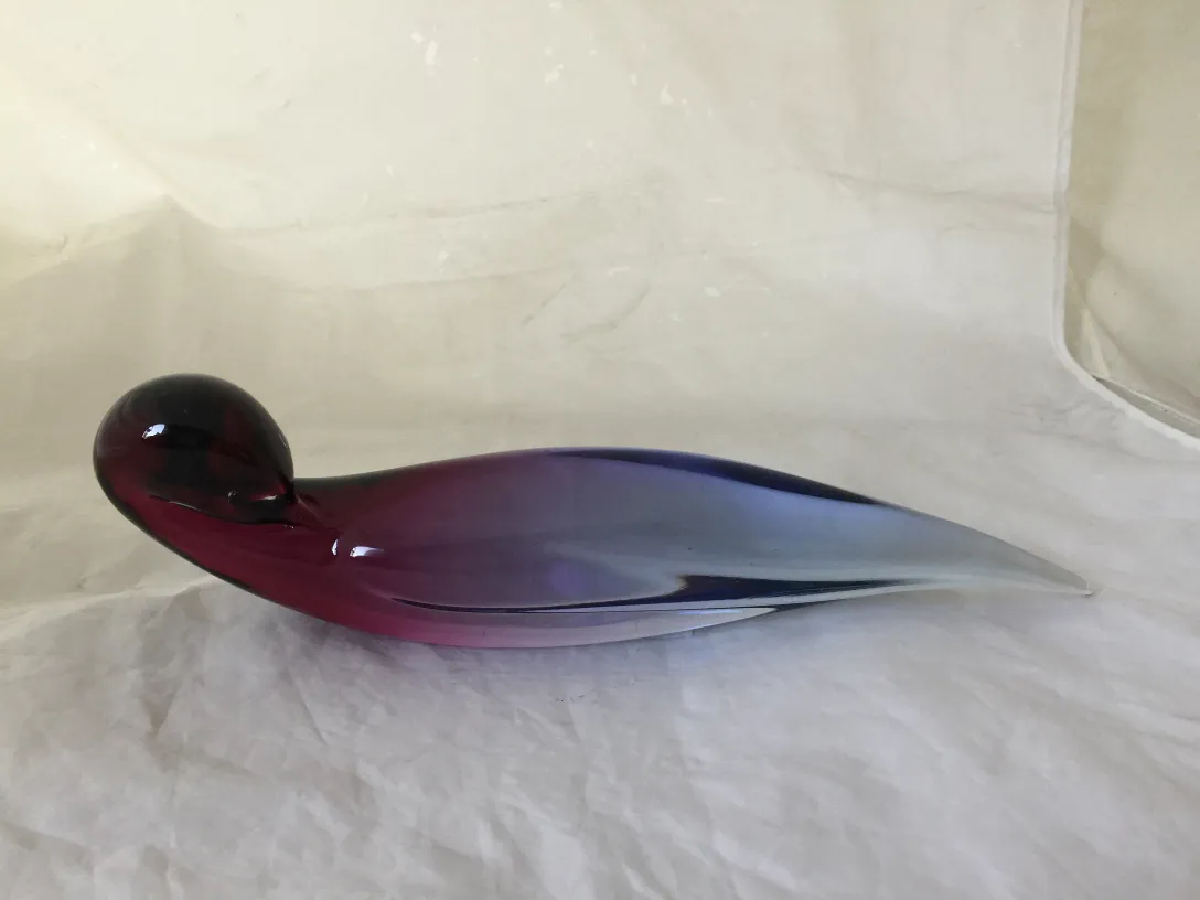 peça decorativa antiga de cristal de murano em tons de roxo e azul