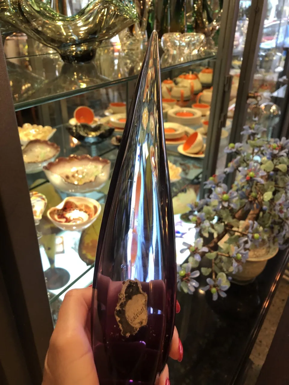 cristal de murano élégant en forme de cône violet avec fond brillant et décor varié
