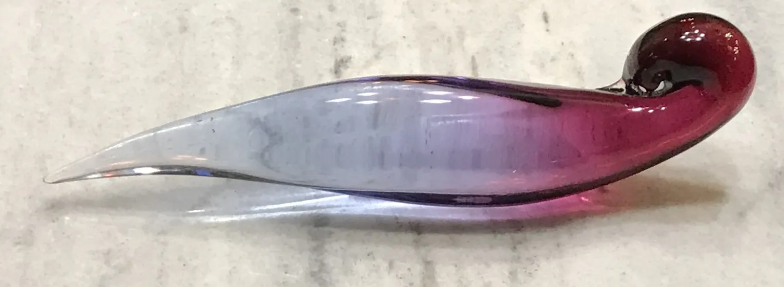 esposizione con vetro di Murano antico in tonalità vivaci, forma elegante