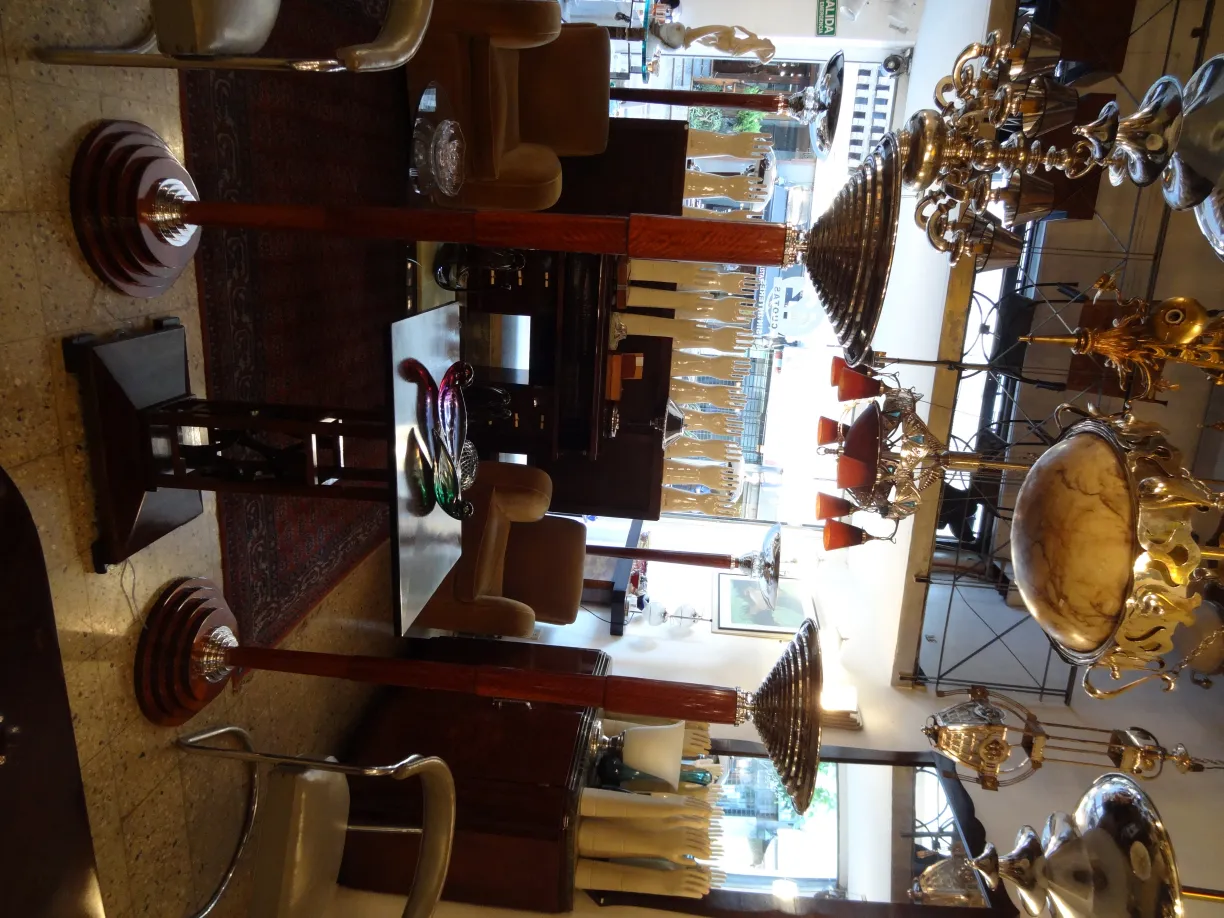 アンティークムラーノガラスは、エレガントな環境に流れる形と鮮やかな色を持っています。