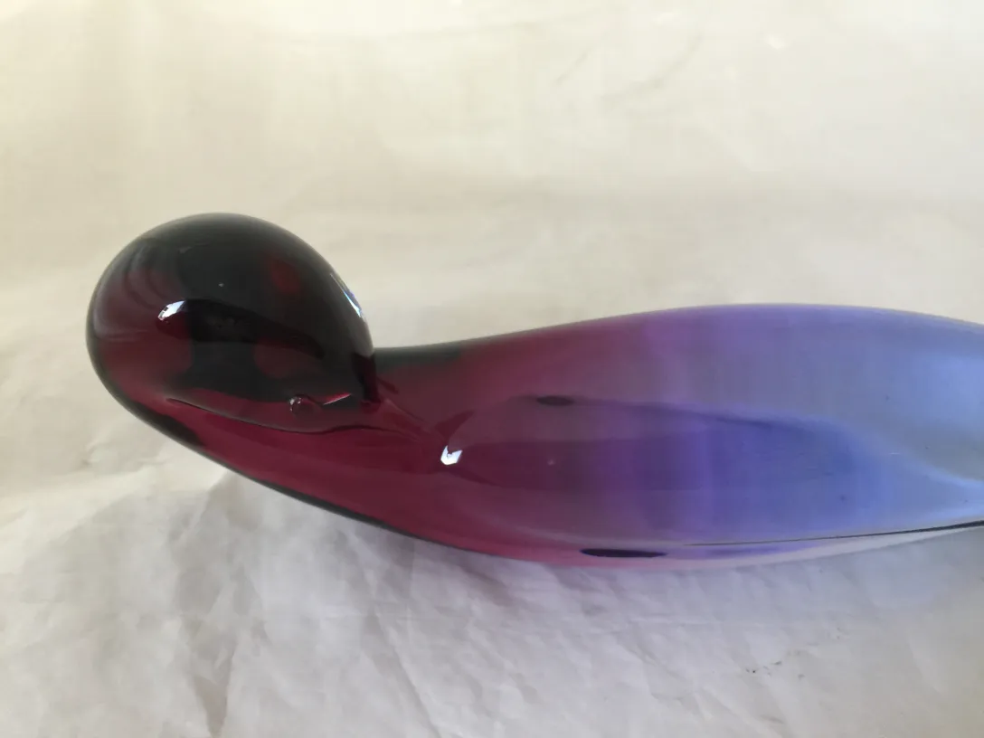 antica figura decorativa in tonalità viola e blu