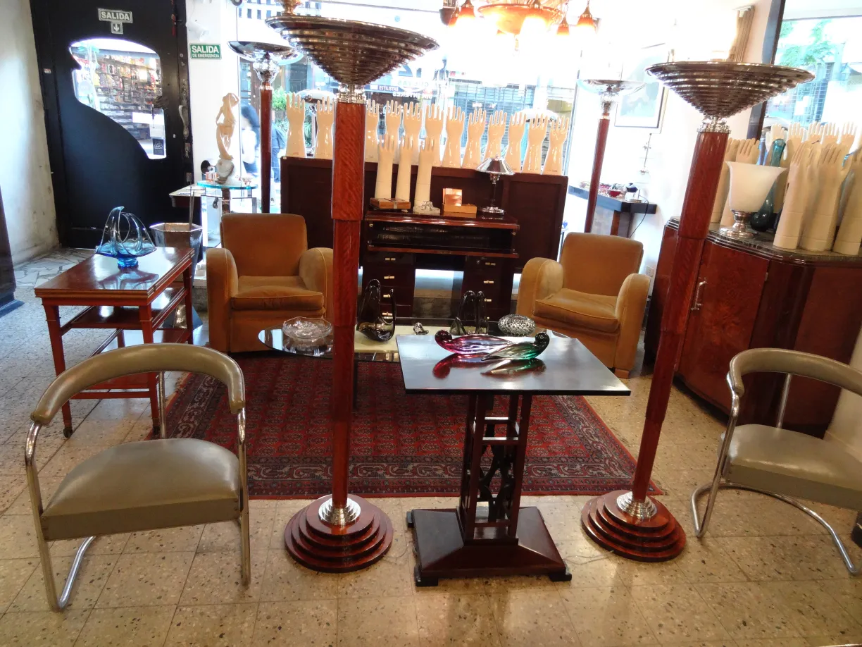 Cristallo di Murano antico con forme eleganti e colori vivaci. Mobili e decorazioni nei dintorni.