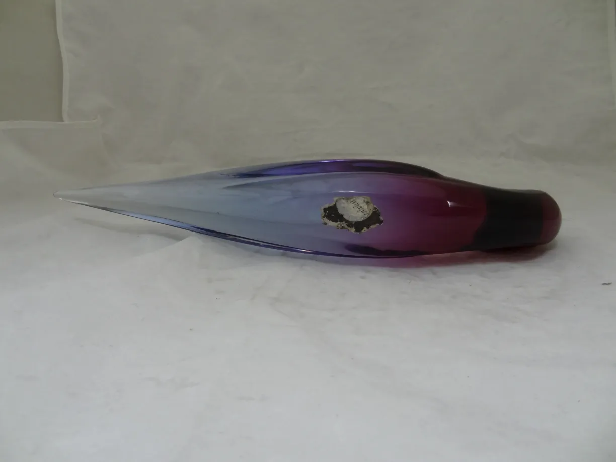 antikes murano-glas in lila und blauen farben