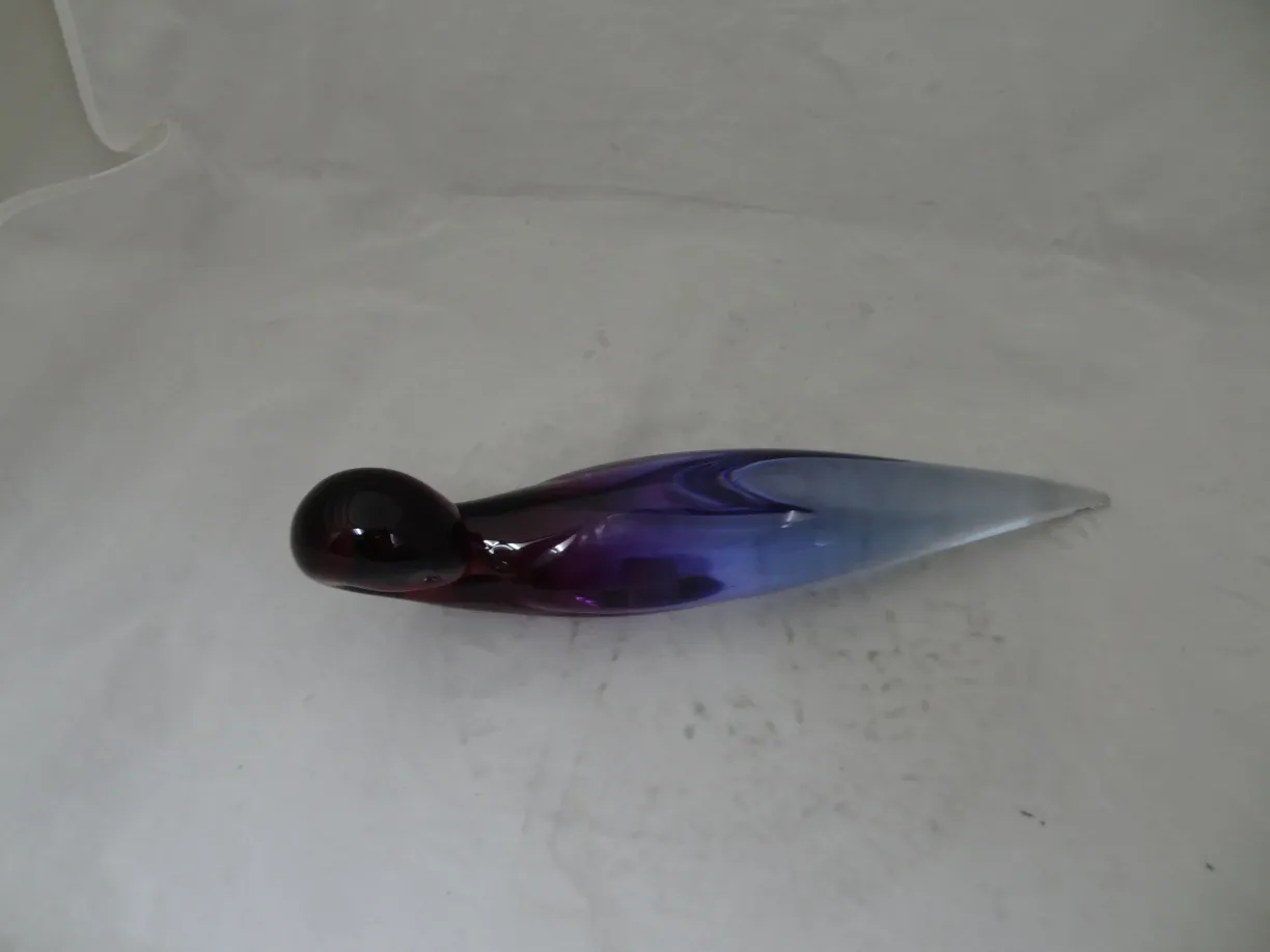 穆拉诺玻璃雕塑，紫色和蓝色调，流线型