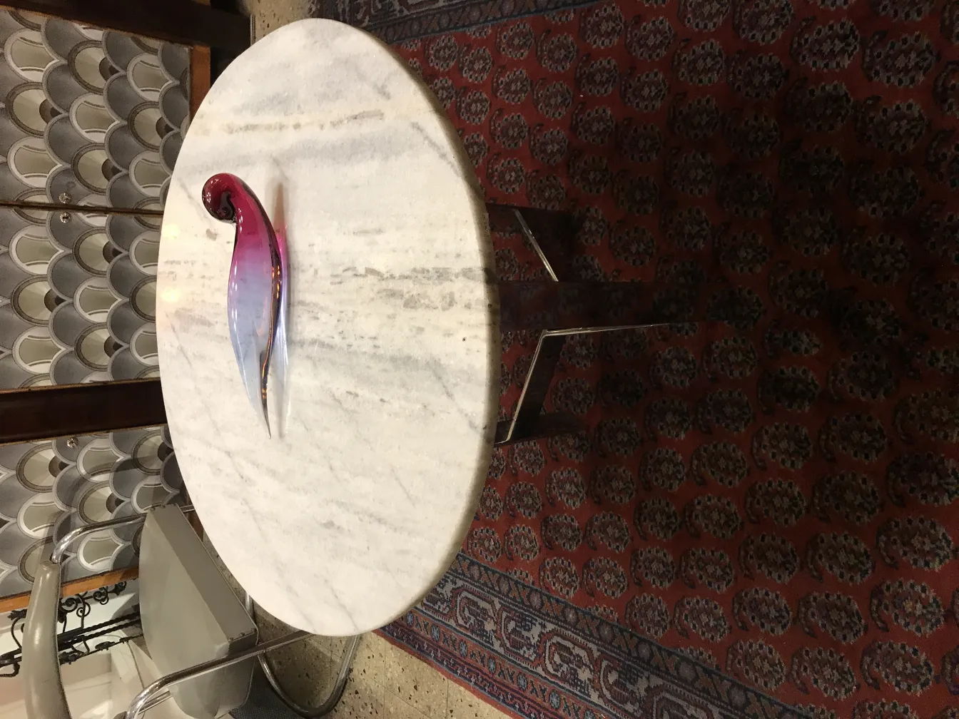 dekoratives murano-glasstück mit gebogener form