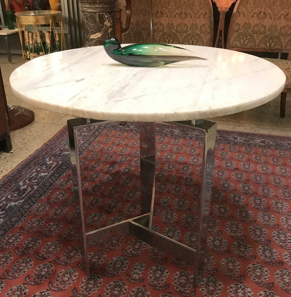 dekоративisches altes murano-glas auf einem weißen Tisch