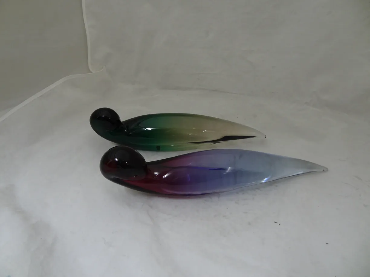 figure in vetro di murano di vari colori su uno sfondo chiaro