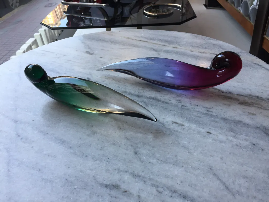due antichità in vetro di murano di colore verde e viola