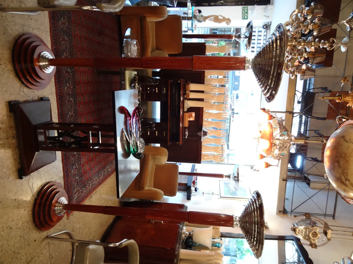 bel vetro di murano con colori vivaci e forme eleganti in un ambiente antico