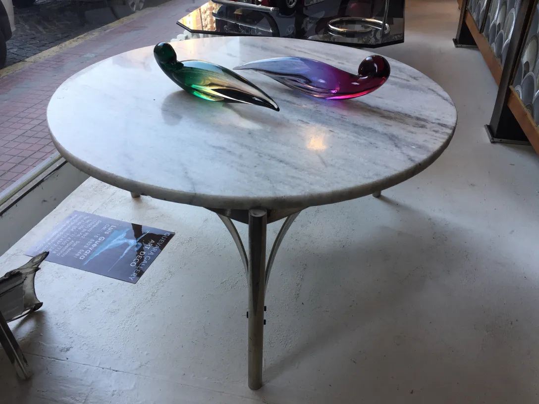 murano-glas-skulpturen auf einem runden marmor-tisch