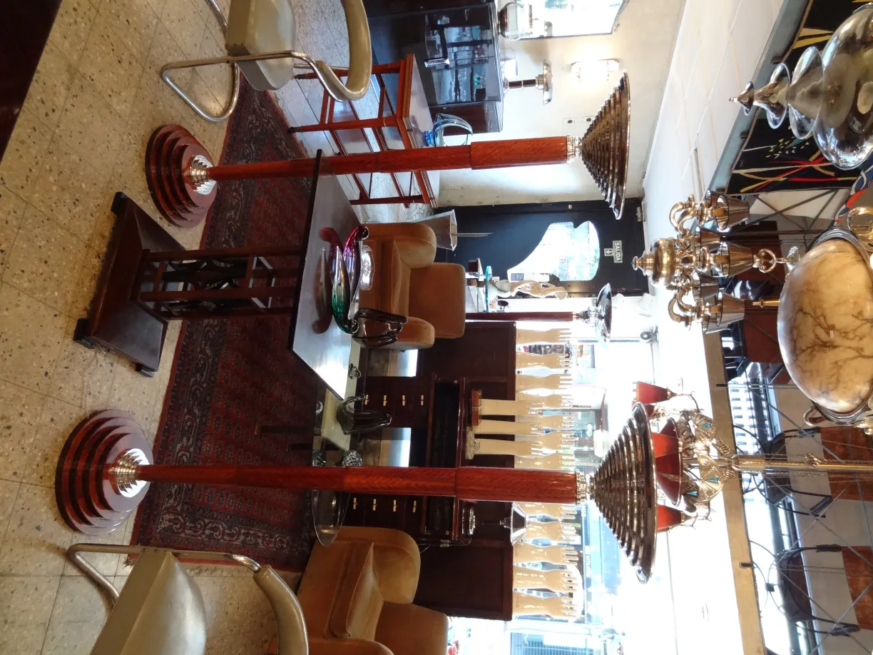 古老的五颜六色的穆拉诺玻璃在复古环境中的景象