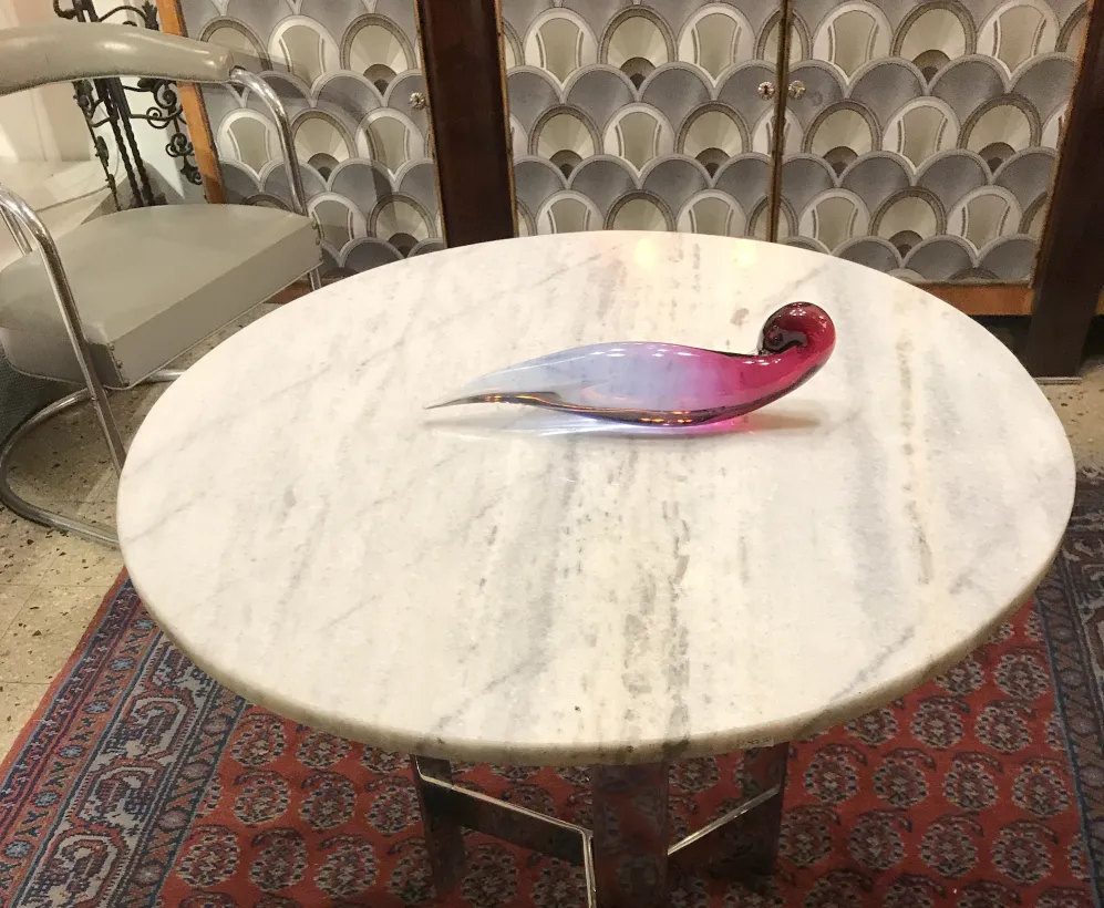 Pájaro decorativo de cristal de Murano sobre mesa