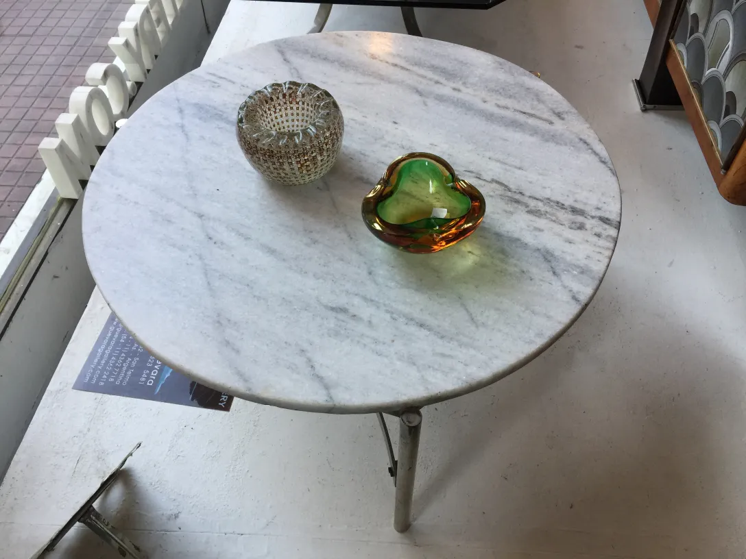 antigo cristal de murano em forma de coração com acabamento brilhante sobre mesa de mármore