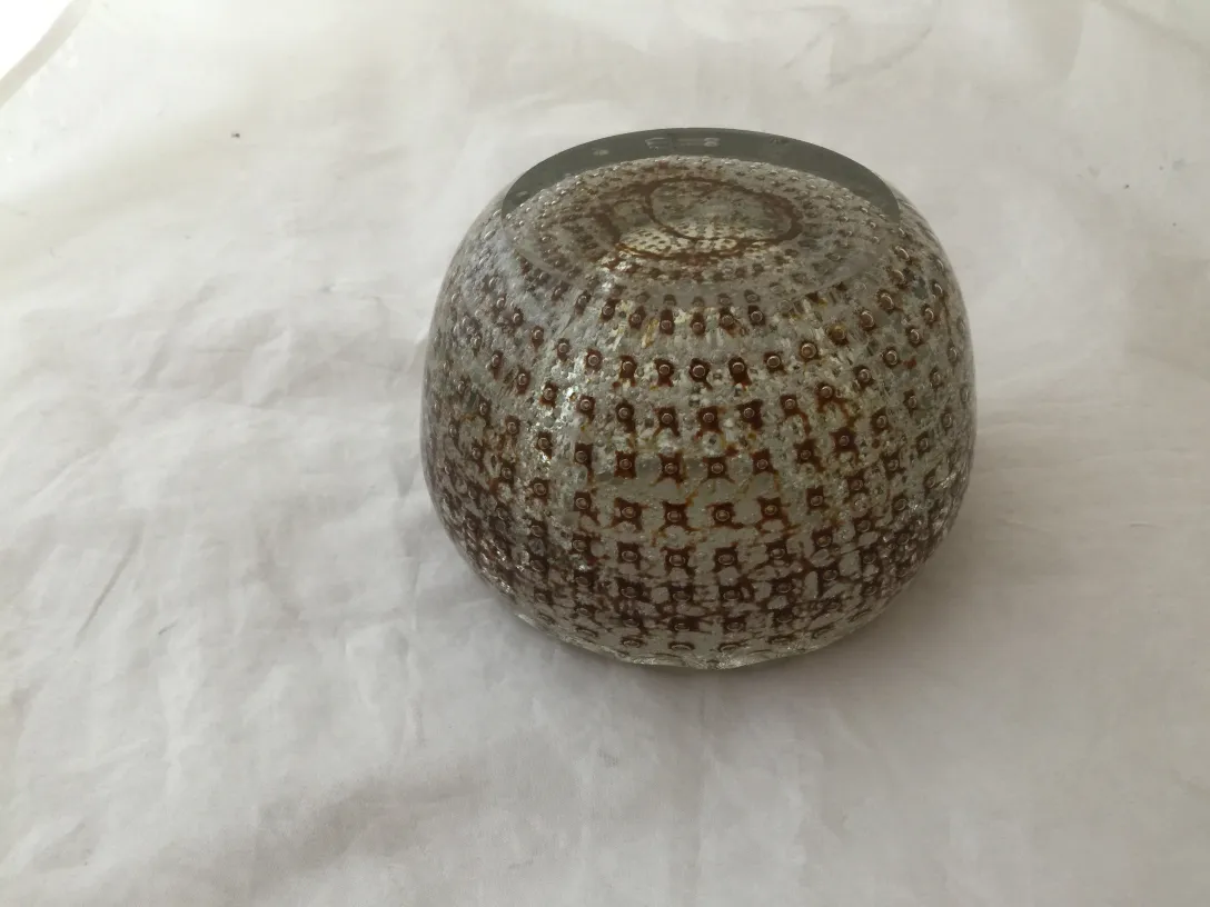 Sphère en cristal de Murano ancien avec un motif de points de couleurs claires et foncées.