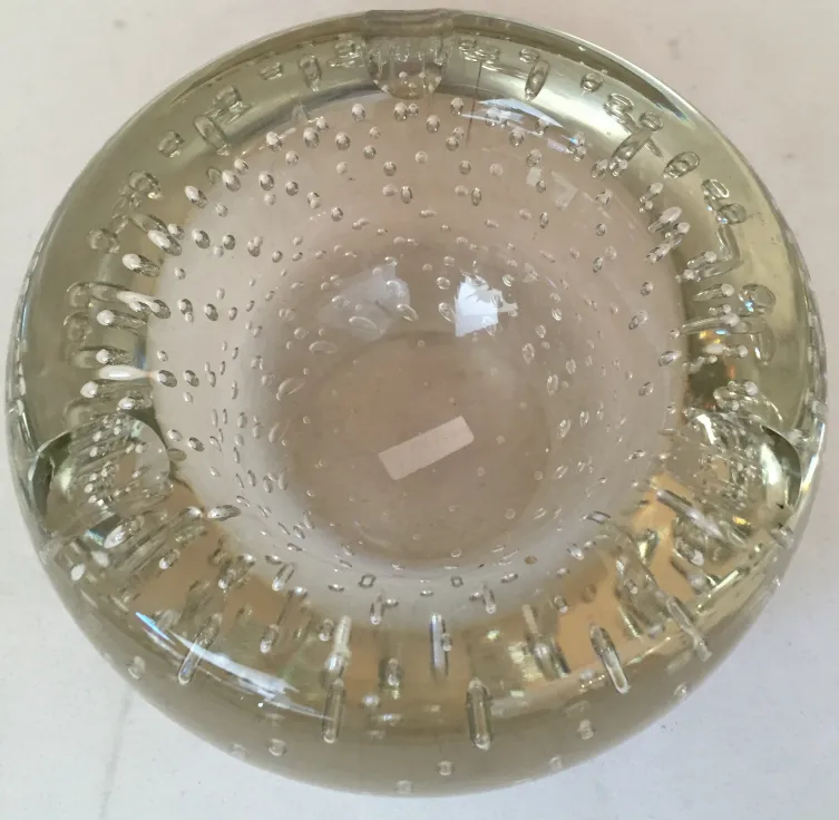 Antikes Murano-Glas mit Blasen und markanten Formen.