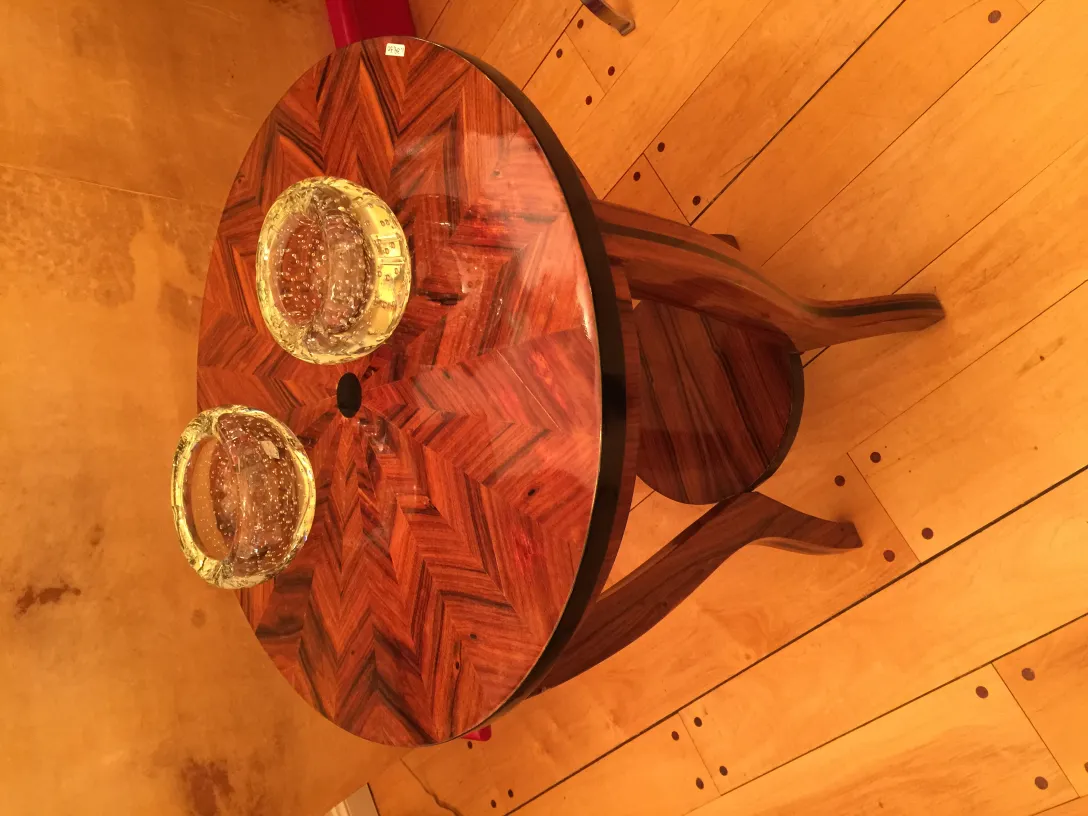 deux petits bols en cristal de murano sur une table