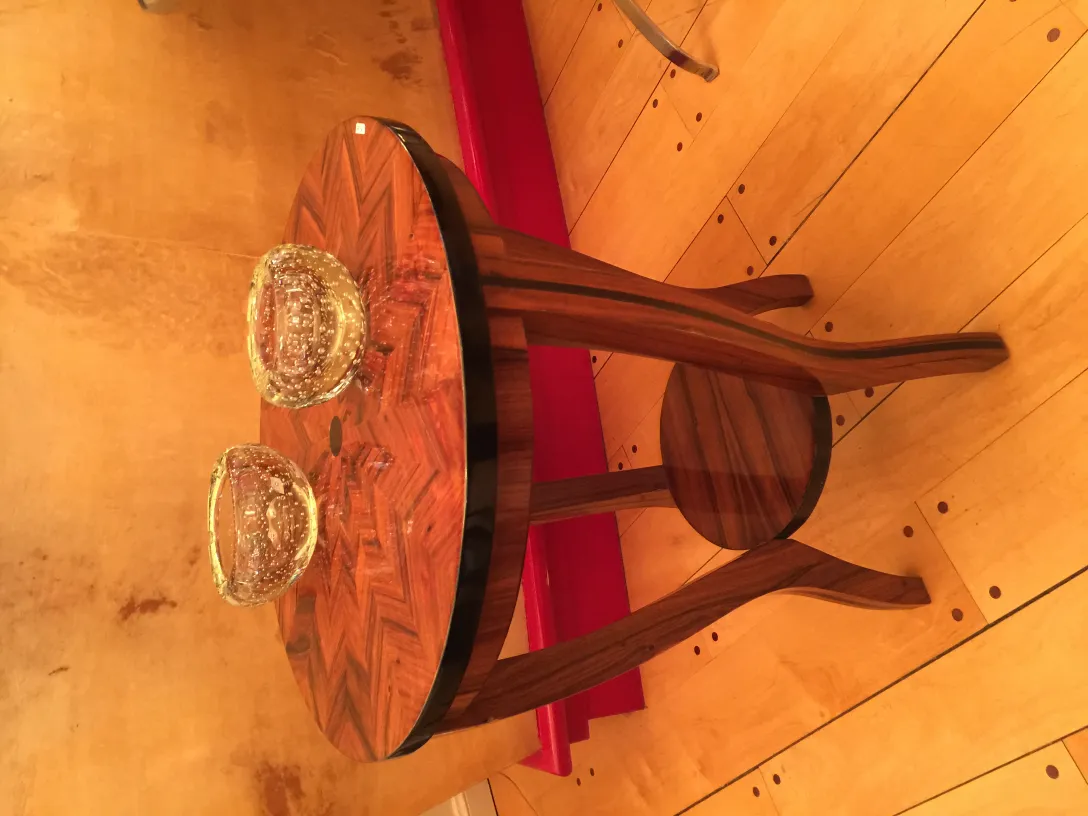 우아한 나무 테이블 위에 있는 두 개의 고풍스러운 무라노 유리