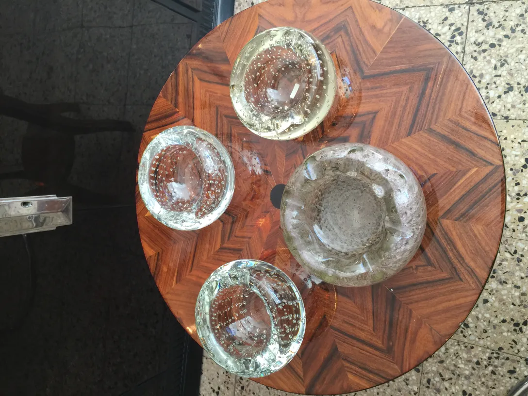 tres tazones de cristal de murano antiguos en una mesa