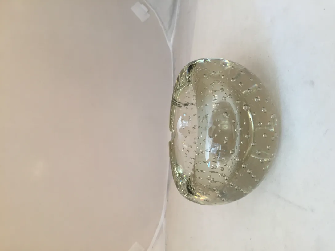 古いムラーノガラスの表面に気泡があります