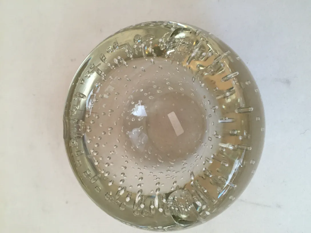 pezzo di vetro rotondo con bolle decorative