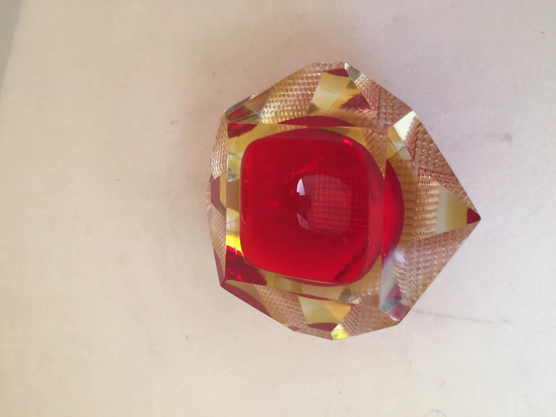 peça antiga de cristal de Murano com tons vermelhos e detalhes