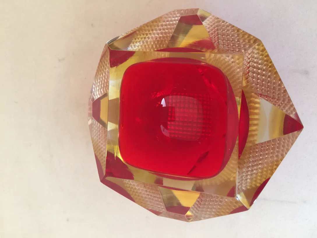 Cristal de Murano vermelho com design facetado brilhante