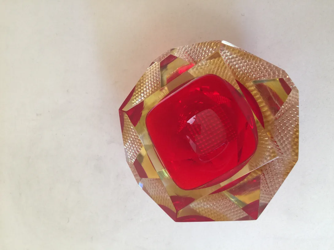 Helles rotes Murano-Glas mit ansprechendem Design