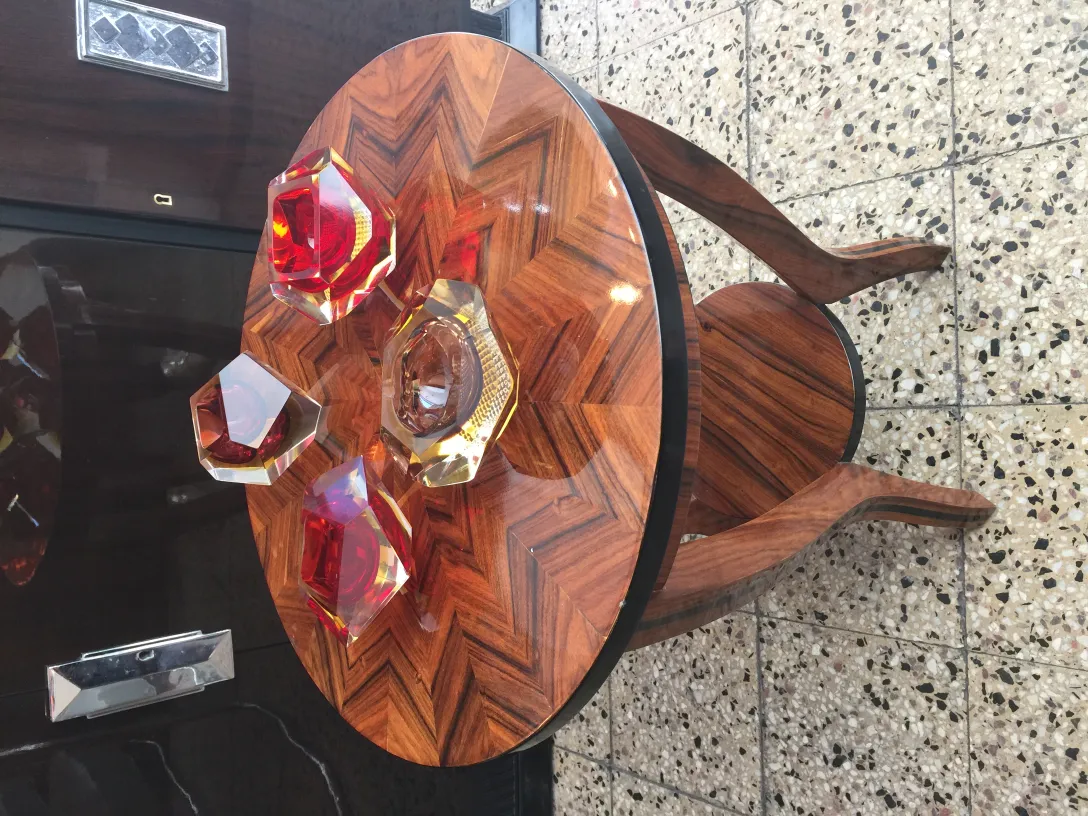 bella tavola decorativa con antico vetro di murano in un ambiente elegante