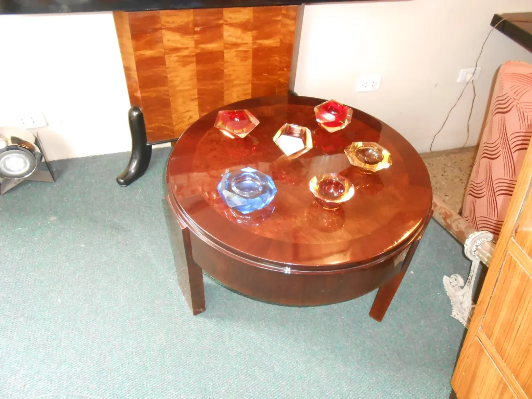 cristais de murano vibrantes e coloridos na mesa