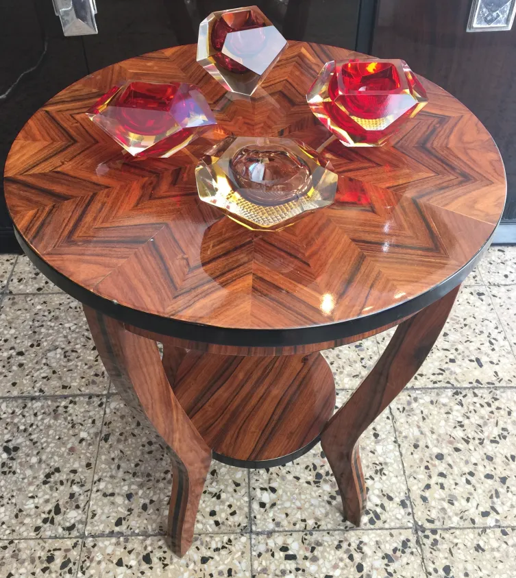beau cristal de murano avec des formes uniques sur une table