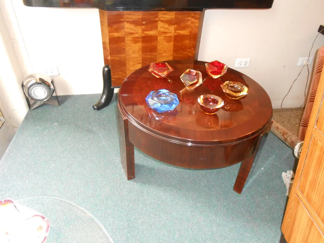 tigelas de cristal de murano em várias cores sobre uma mesa