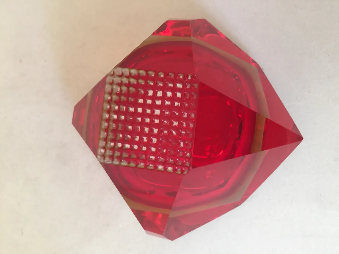 Cristal de Murano antiguo de color rojo brillante con patrón